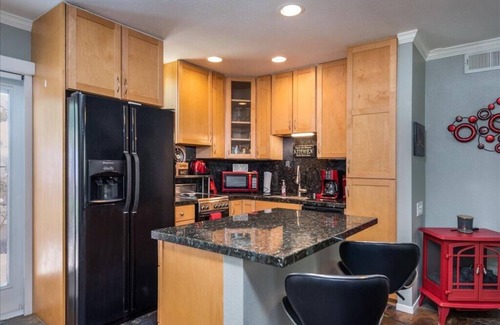 Uptown Design District Condo | CUTE walk downtown 2 bed 2 bath adore condo sleeps 4 MOVIE STAR