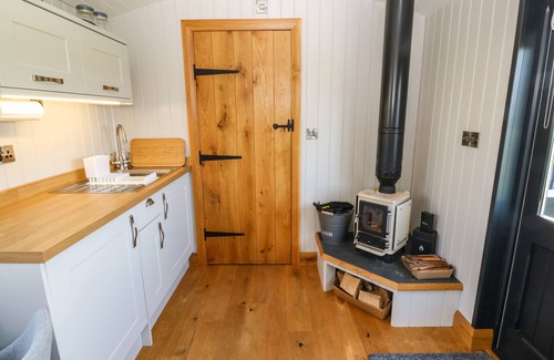 Llanfachraeth Cottage | CWT Y RHOS, pet friendly, character holiday cottage in Valley