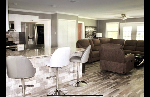 Leon Valley House | CYC Lounge with Guest House