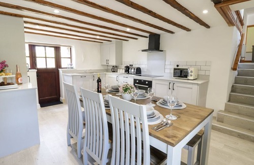 Bala Cottage | CYFFDY COTTAGE - ARENIG, pet friendly, with open fire in Parc