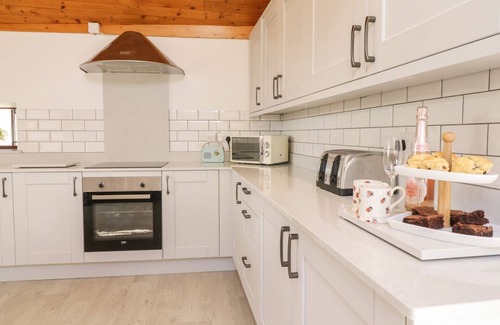 Bala Cottage | CYFFDY COTTAGE - TEGID, pet friendly, with open fire in Parc