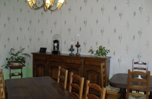 Montigny-les-Vaucouleurs Bed & Breakfast | Détente à Montigny : 4 Chambres, Terrasse, Jardin - FR-1-585-154