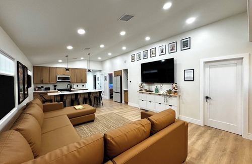 Santa Ana House | D'Neighbor 3bed 3bath