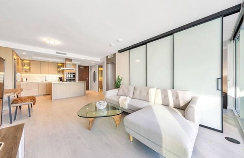 Southeast False Creek Apartment | D59 - Amazing 2 bedroom at Avenue One