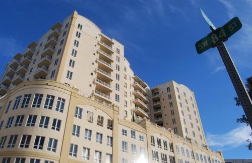 Glenvar Heights Apartment | Dadeland Towers by Miami Vacations