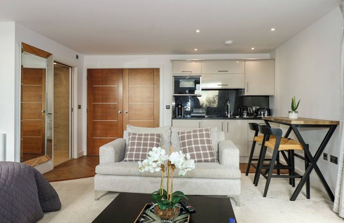 Llangefni Cottage | DAFARN NEWYDD STUDIO, romantic, with a garden in Llangefni