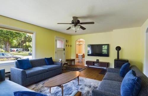 Packwood House | Daffodil Cottage in Downtown Packwood, WIFI, BBQ, Firepit, Smores
