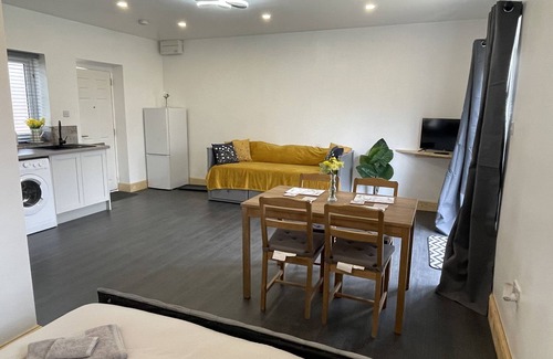 Earls Barton Cottage | DAFFODIL, pet friendly, character holiday cottage in Northampton