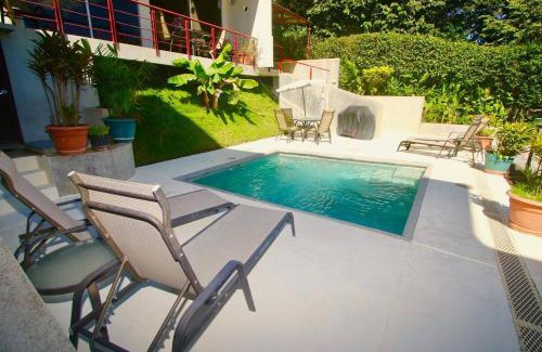 Samara House | Dahlia Penthouse Beach Getaway, Stunning Views!