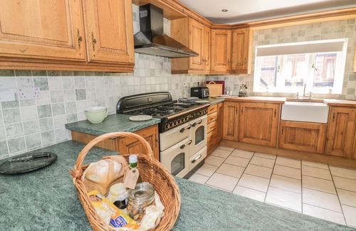 Upper Sapey Cottage | DAISY COTTAGE, pet friendly, with a garden in Hanley William