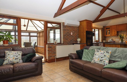 Whitchurch Canonicorum Cottage | DAISY COTTAGE, pet friendly, with hot tub in Charmouth