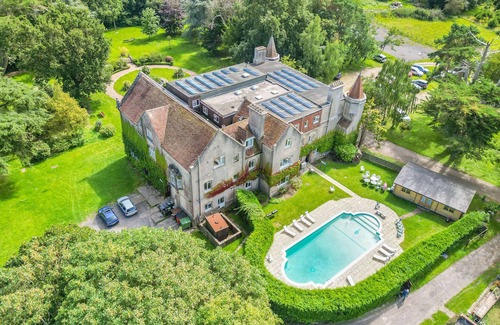 Pevensey Cottage | DAISY COTTAGE, pet friendly, with pool in Stone Cross