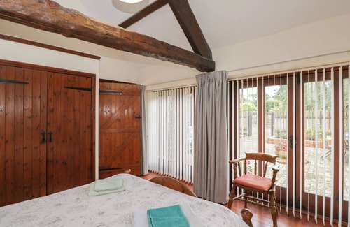 Chipping Sodbury Cottage | DAISY COTTAGE, pet friendly, with a garden in Chipping Sodbury