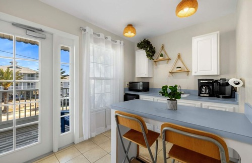 Cedar Key Condo | Daisy House: Downtown Cedar Key. Walk to everything!