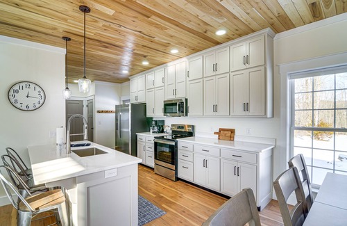 Burkesville Cottage | Dale Hollow Cottage w/Covered Porch & Lake Views!