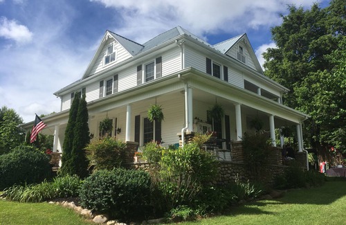 Damascus House | Damascus,VA-3BR Farmhouse close to Town, Creeper Trail & river!