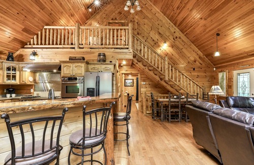 Mineral Bluff Cabin | Dancing Bears Cabin - Secluded 3-Bedroom, 3.5-Bath Luxury Cabin with Hot Tub