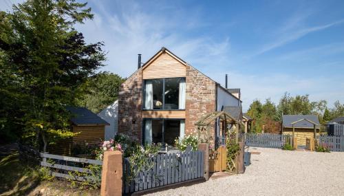Carlisle House | Dandelion Cottage