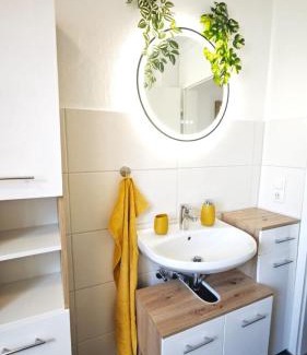 Mulheim-Karlich Apartment | DANESSI-Business-Apartment, 2 Minuten zum Industriegebiet M-K, 10 Minuten nach Koblenz, WLAN, King Size TV Bett, Vollausgestattete Küche mit Ninja Heißluft uvm