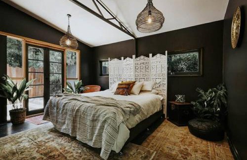 Yandina Creek Villa | Dark Moon Cottage. Luxurious.