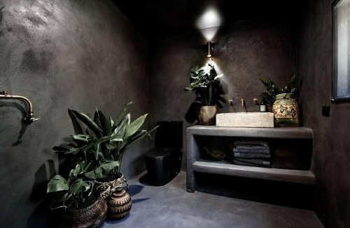 Yandina Creek Villa | Dark Moon Cottage. Luxurious.