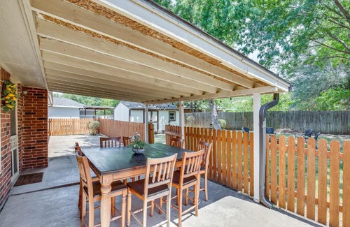 Waxahachie House | Darling Waxahachie Home with Yard and Fire Pit!