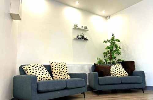Wigan House | Darlington Suites Double Room with En-Suite in WN1