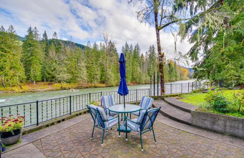 Darrington House | Darrington Home on River with Mountain Views