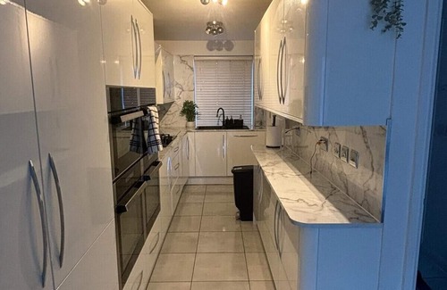 Stone House | Dartford, 4 Beds, Sleeps 8, near Bluewater and M25
