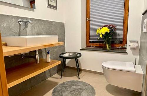 Kindel House | Das Besondere Moselhaus - Ferienhaus, Dusche Oder Bad, WC, 2 Schlafräume