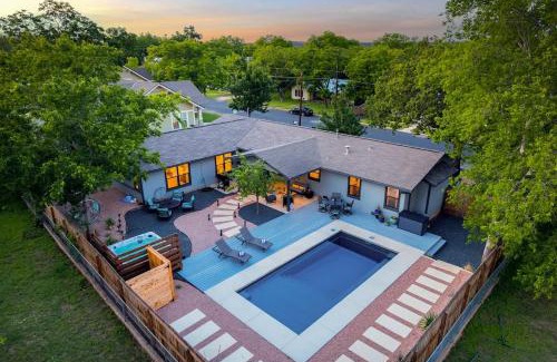 Fredericksburg House | Das Weinhaus Pool & Hot Tub - Walk to Main St