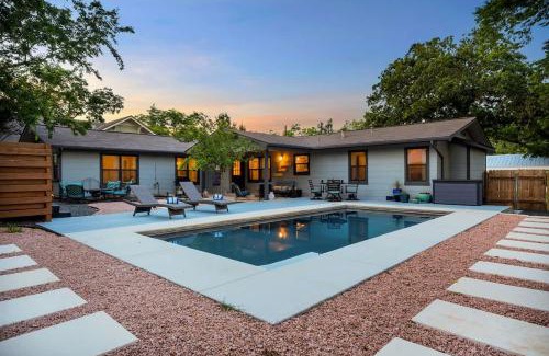 Fredericksburg House | Das Weinhaus Pool & Hot Tub - Walk to Main St