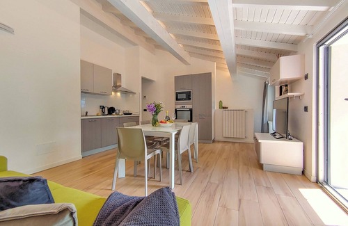 Dascio Apartment | Dascio Oasi Balcony Holiday Apartment on the Lake with Pool