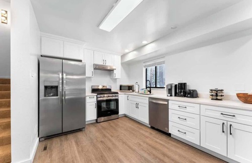 Truckee House | Davos Den Beach Club Access Pet Friendly