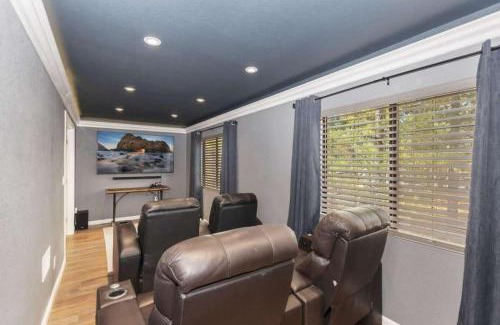 Big Bear Lake House | Dawn and Dusk by AvantStay Modern Cabin in Great Location w Home Theatre