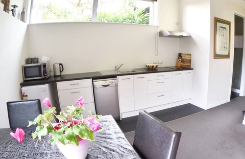 Lower Hutt Apartment | Days Bay Apartment - Beach, bush and privacy