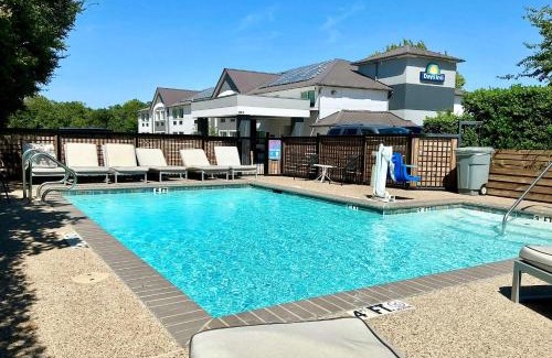South Arlington Hotel | Days Inn by Wyndham Arlington