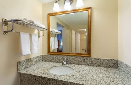 Breezewood Hotel | Days Inn by Wyndham Breezewood