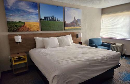 Quad Cities Hotel | Days Inn by Wyndham Davenport
