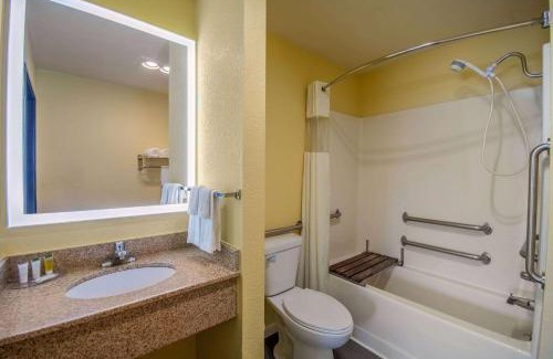 Evansdale Hotel | Days Inn by Wyndham Evansdale Waterloo
