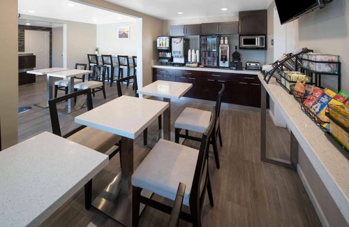 Galt Hotel | Days Inn by Wyndham Galt/Elk Grove South