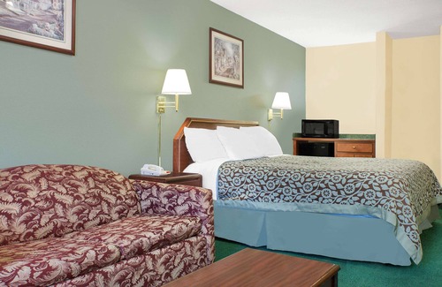 Lincoln Hotel | Days Inn by Wyndham Lincoln