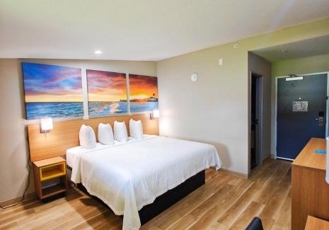 Fellowship Hotel | Days Inn by Wyndham Ocala North
