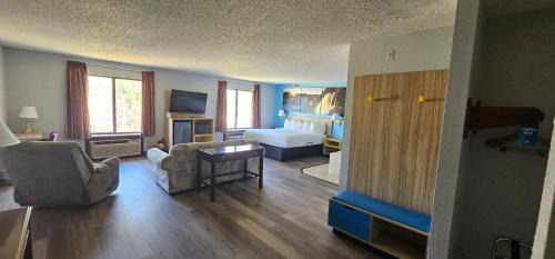 Ozark Hotel | Days Inn by Wyndham Ozark Springfield