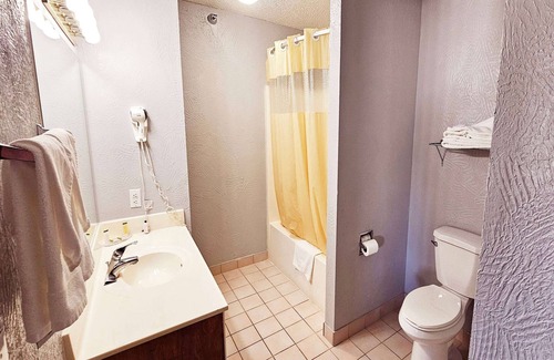 Ozark Hotel | Days Inn by Wyndham Ozark Springfield