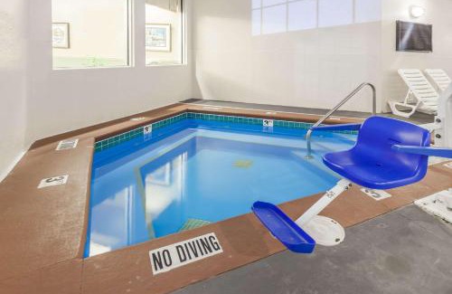 Pentwater Hotel | Days Inn by Wyndham Pentwater