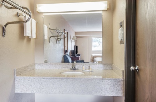 Bairdford Hotel | Days Inn by Wyndham Pittsburgh-Harmarville