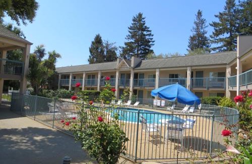 Redwood Oaks Hotel | Days Inn by Wyndham Redwood City