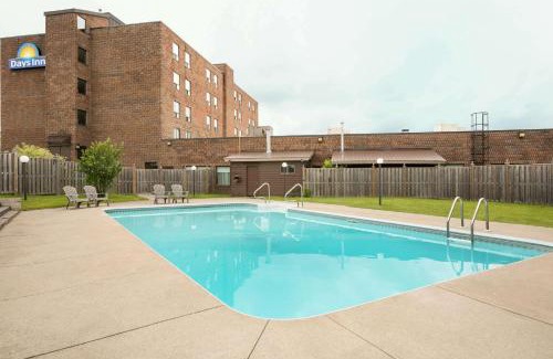 Renfrew Hotel | Days Inn by Wyndham Renfrew Conference Centre