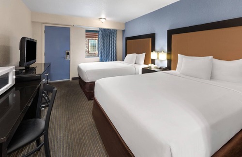 Mackinaw City Hotel | Days Inn by Wyndham Mackinaw City/Bridgeview Area